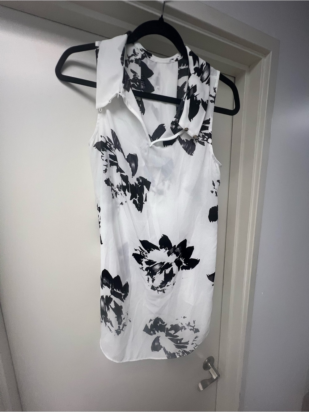 Vince Camuto White and Black Floral Sleeveless Collared Camisole